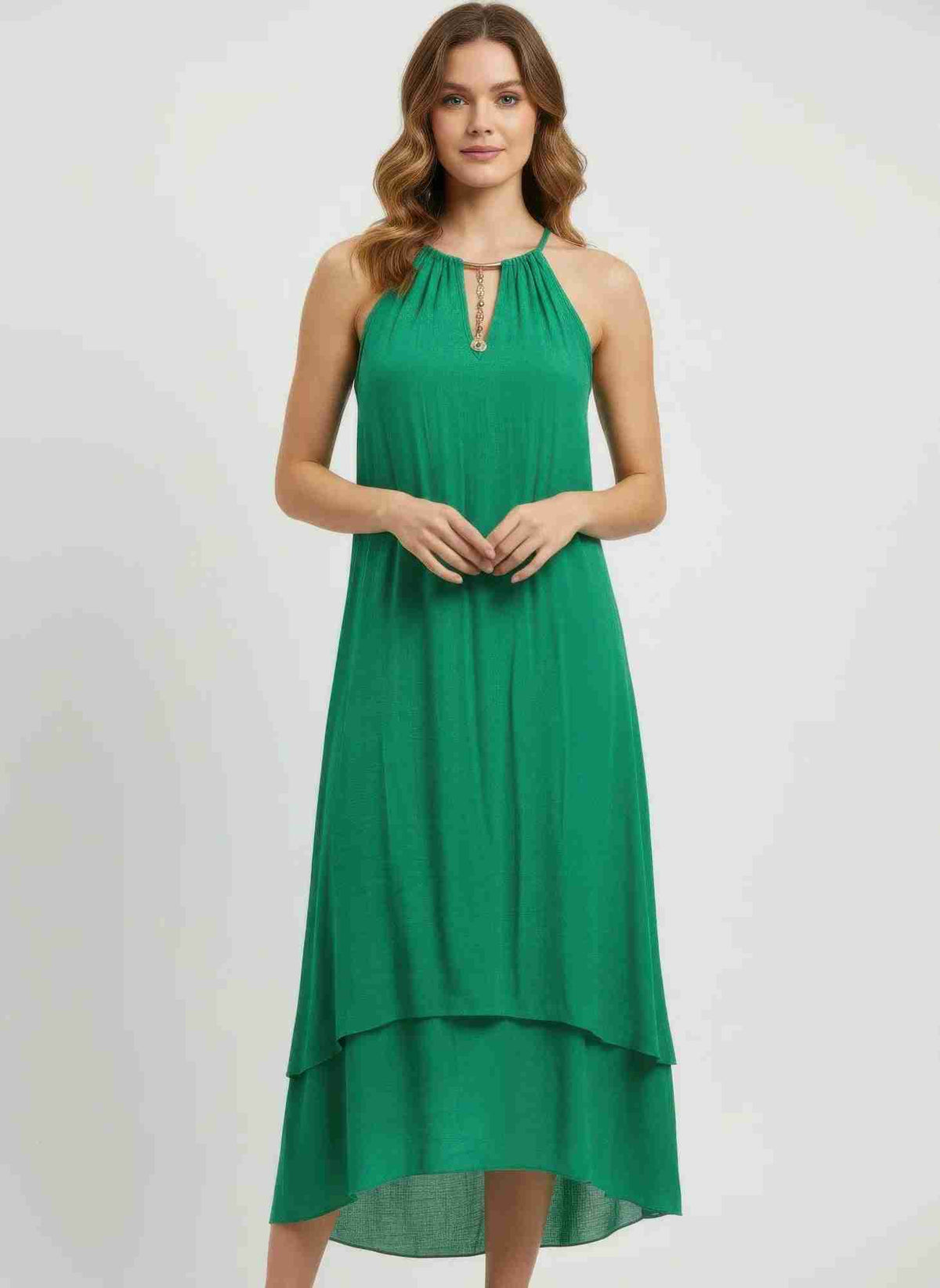 Robe verte sans manches à ourlet asymétrique, détail collier doré
