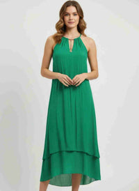 Robe verte sans manches à ourlet asymétrique, détail collier doré