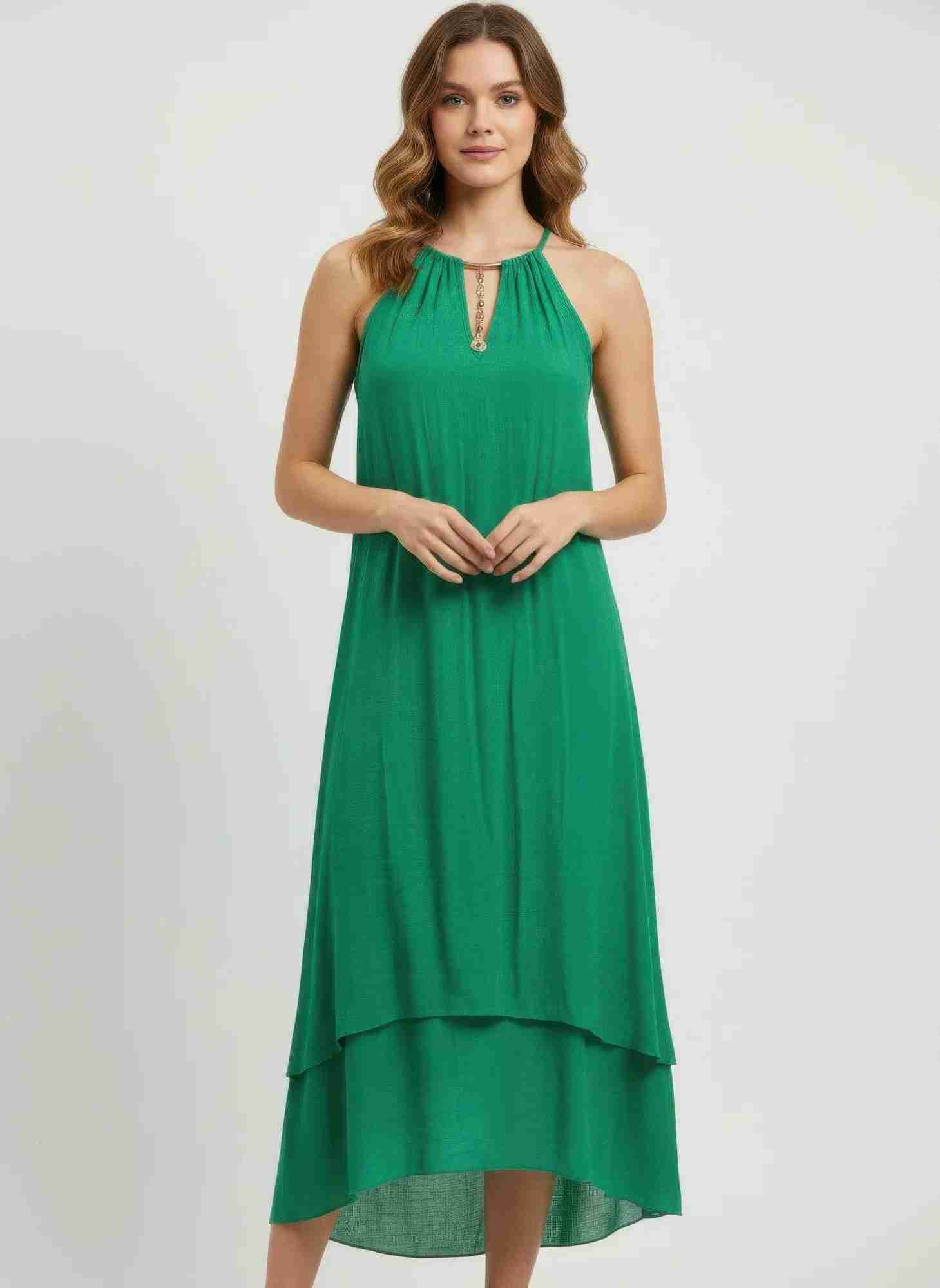 Robe verte sans manches à ourlet asymétrique, détail collier doré