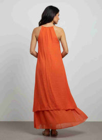 Robe orange sans manches, dos dégagé, ourlet asymétrique