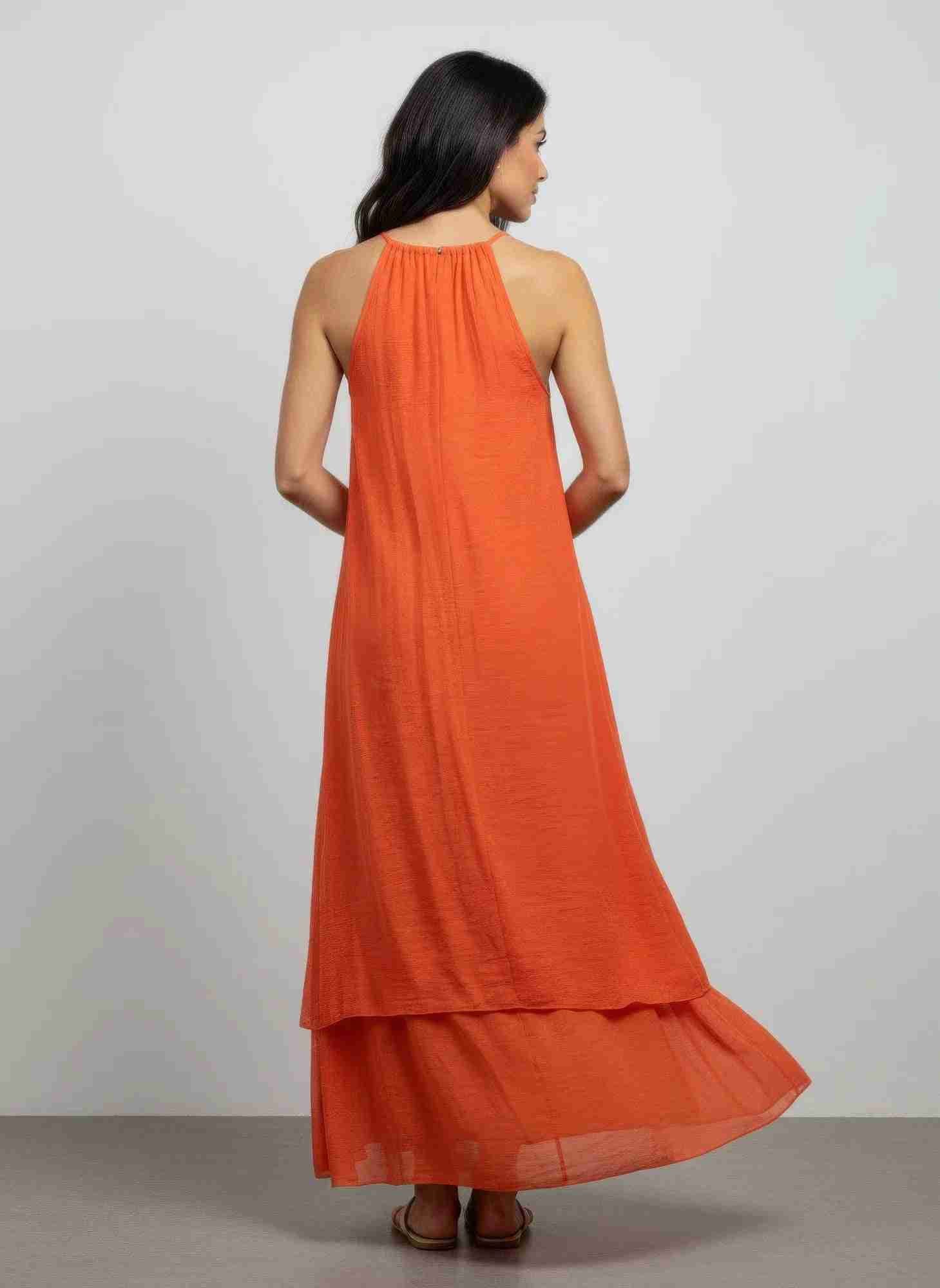 Robe orange sans manches, dos dégagé, ourlet asymétrique