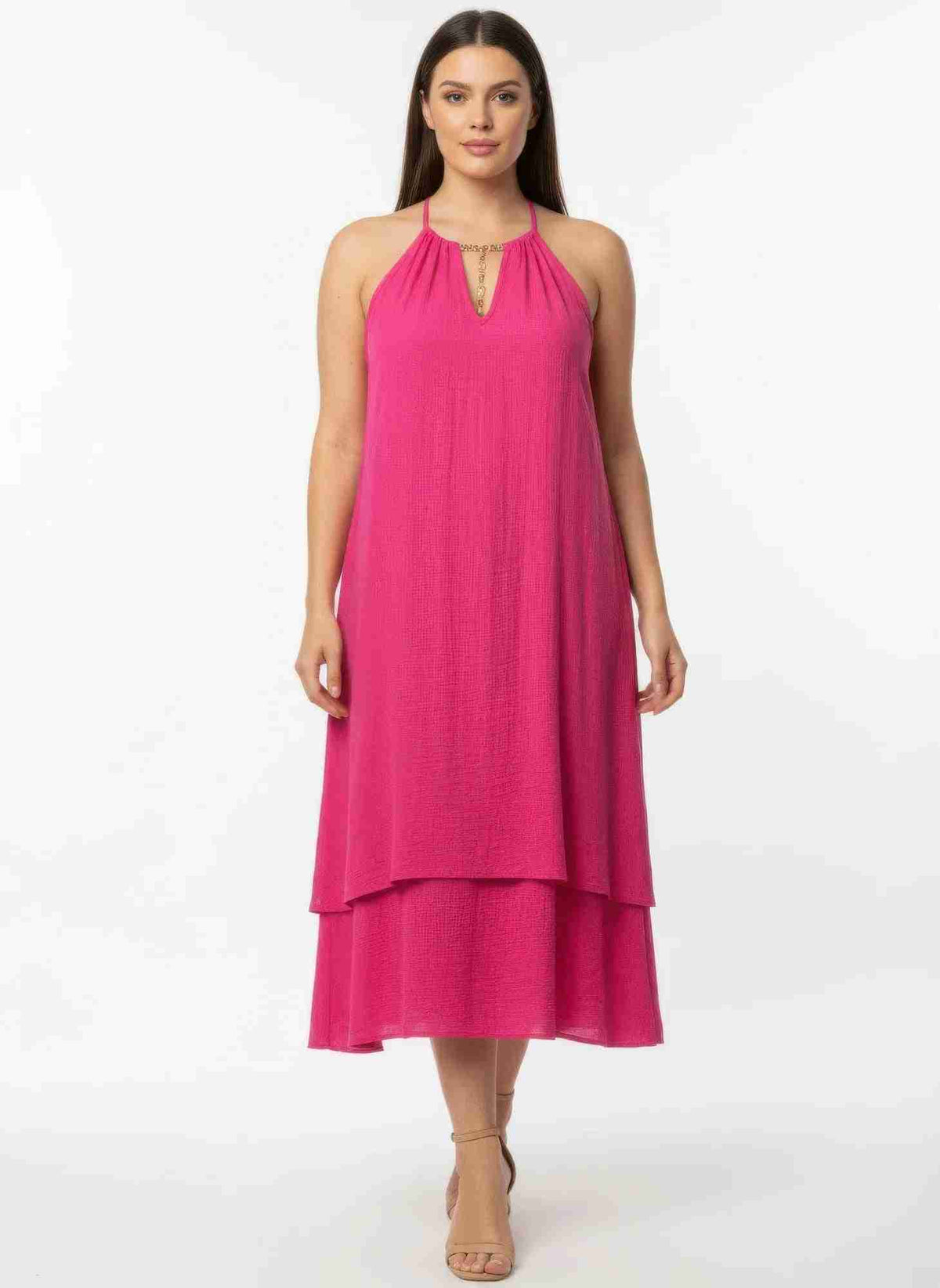 Robe fuchsia sans manches à ourlet asymétrique, détail collier doré