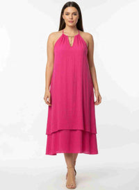 Robe fuchsia sans manches à ourlet asymétrique, détail collier doré