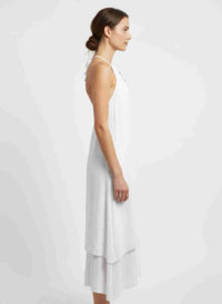 Robe sans manches blanche à ourlet asymétrique, détail de col doré