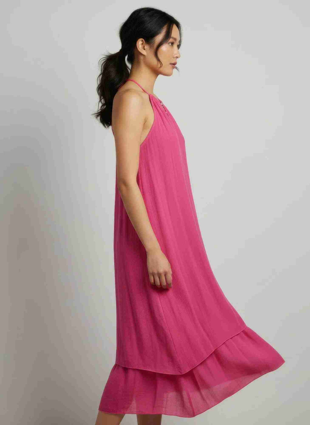 Robe fuchsia sans manches à ourlet asymétrique, détail collier doré, vue de profil