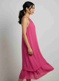 Robe fuchsia sans manches à ourlet asymétrique, détail collier doré, vue de profil