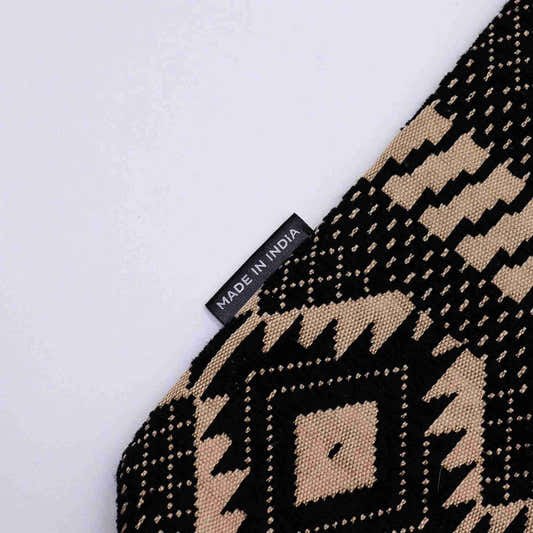 Tissu jacquard noir et beige avec losanges et chevrons
