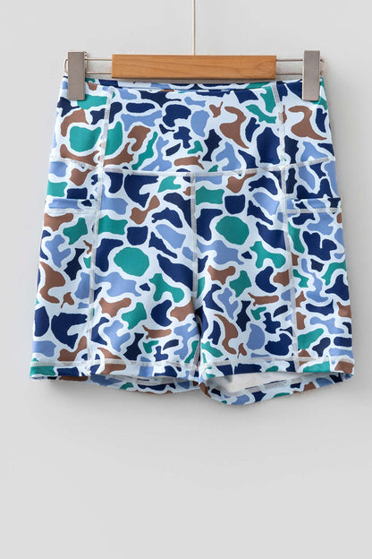 Short cycliste imprimé camouflage bleu et multicolore, taille élastique, coupe courte.