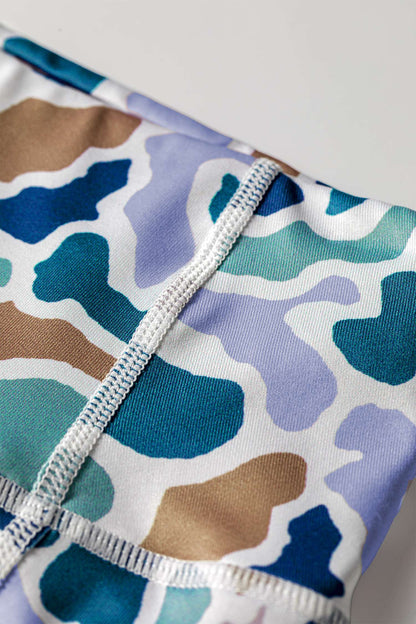 Bord de short cycliste en maille imprimée camouflage bleu, couture élastique visible.