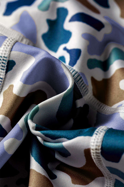 Tissu du short cycliste imprimé camouflage bleu, froissé près de la ceinture élastique.