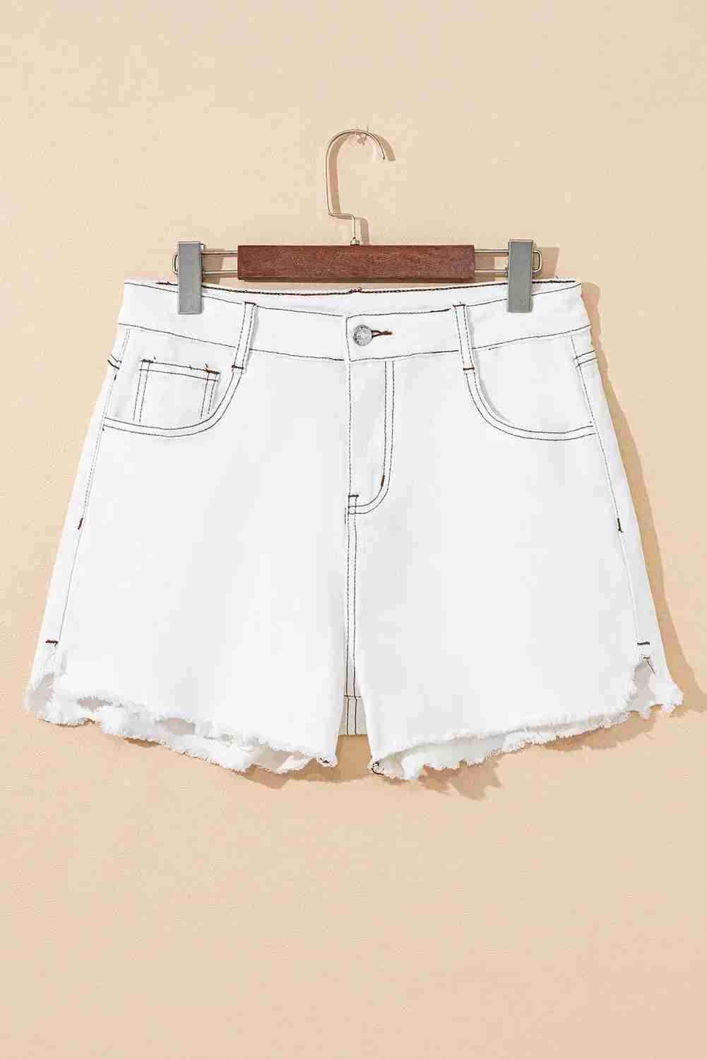 Short en jean blanc taille haute à deux poches avant, couture centrale, ourlet effiloché.