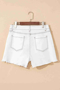Short en jean blanc taille haute avec poches avant contrastées, fermeture à bouton, ourlet effiloché.