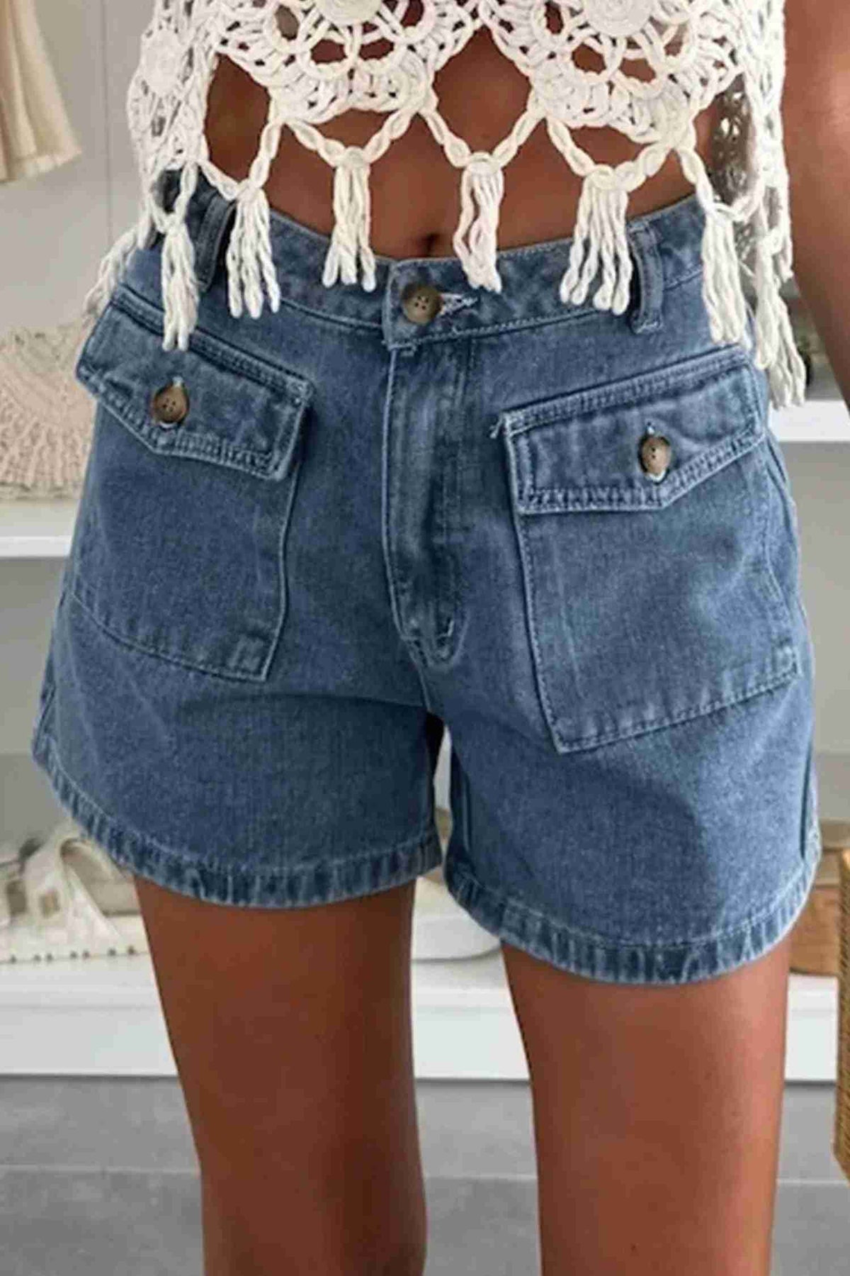 Short en jean bleu pour femme avec empiècement dentelle blanche et franges sur la taille