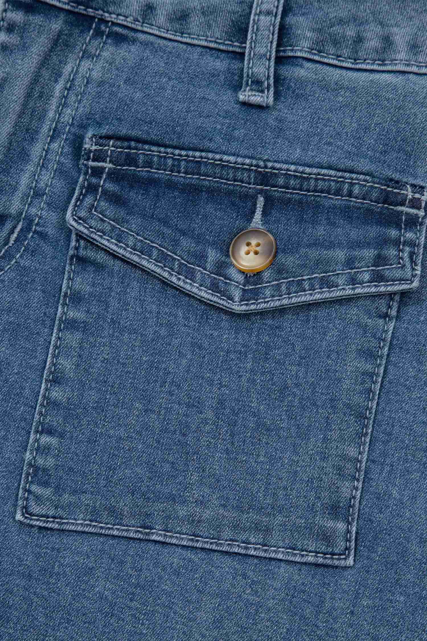 Short en jean bleu pour femme, poche avant carrée et petit bouton