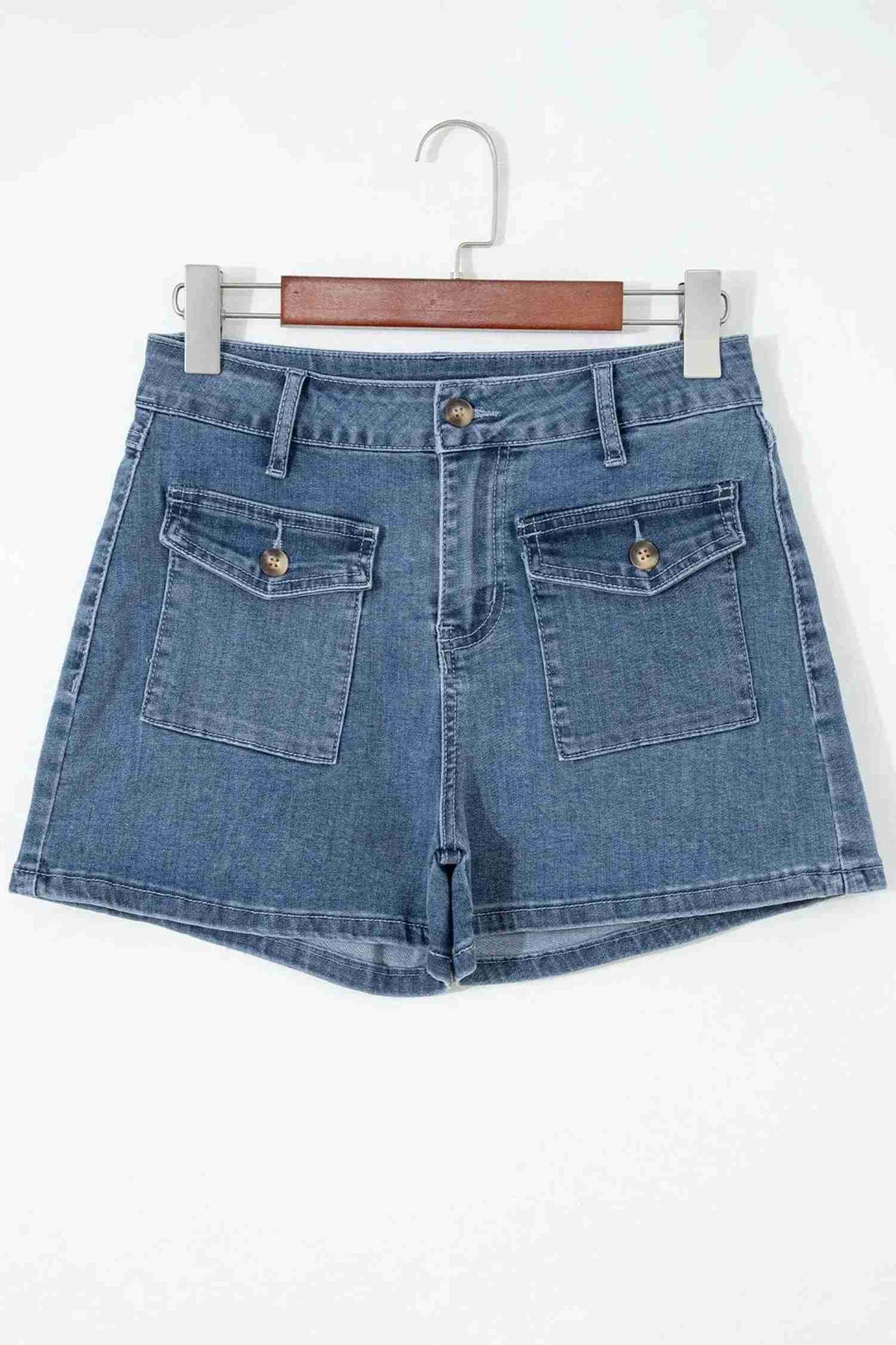 Short en jean bleu pour femme, poches avant et fermeture boutonnée