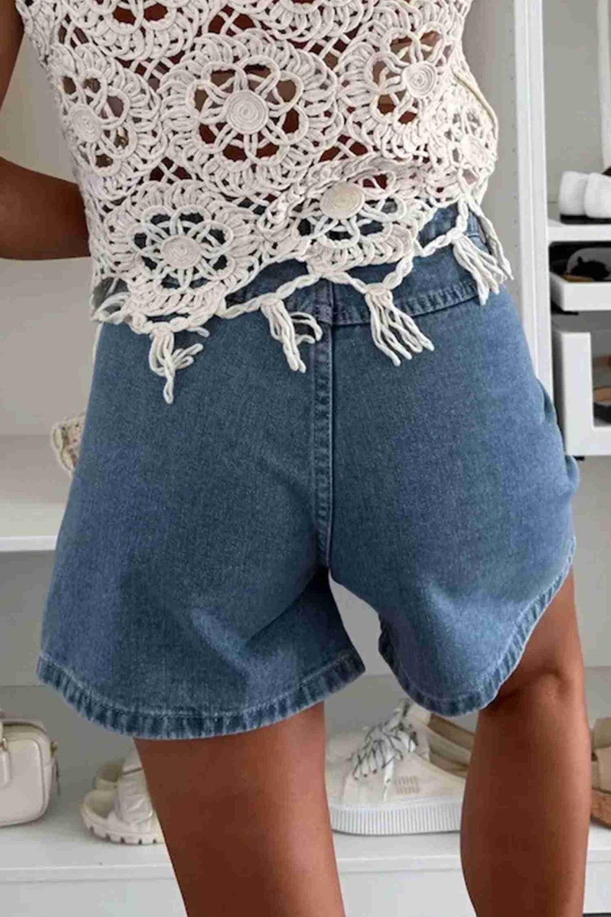 Short en jean bleu pour femme avec empiècement dentelle blanche et franges au bas