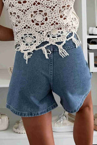 Short en jean bleu pour femme avec empiècement dentelle blanche et franges au bas