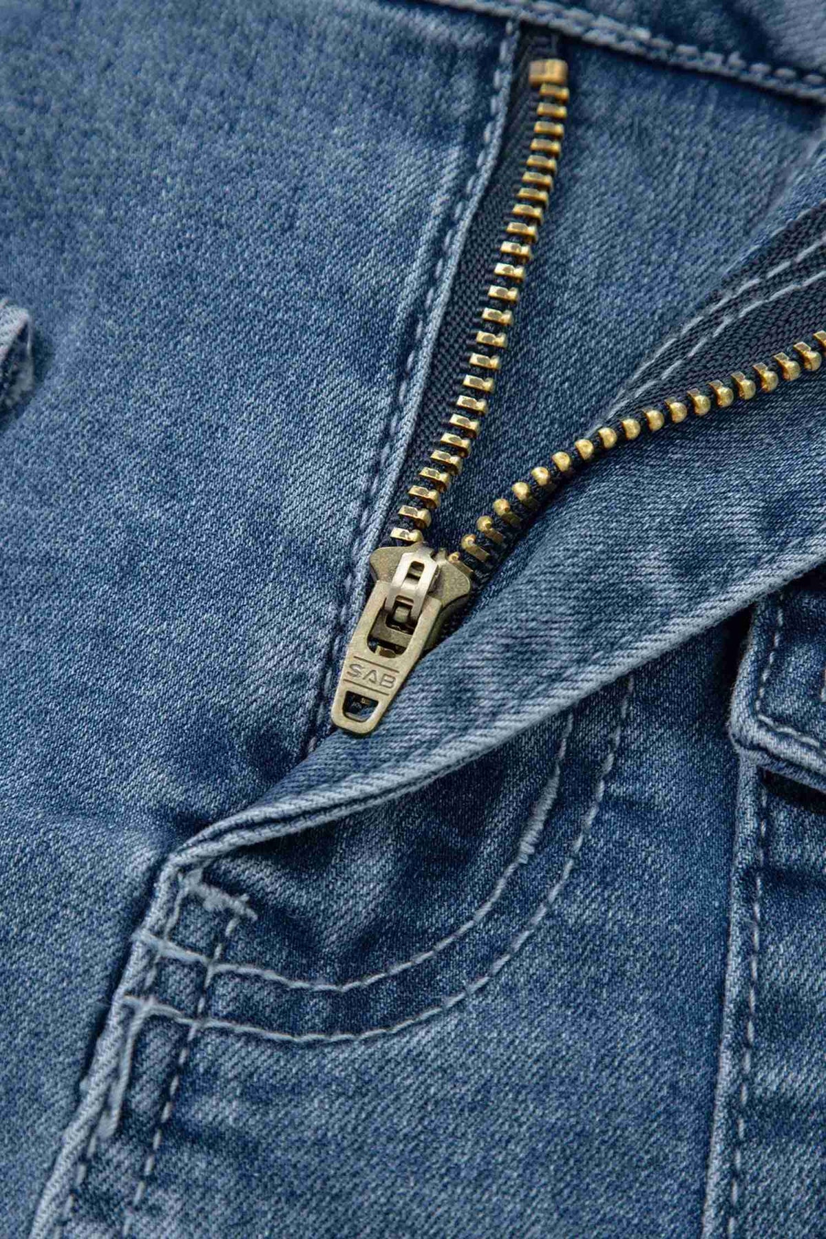 Short en jean bleu pour femme, détail de fermeture éclair métallique