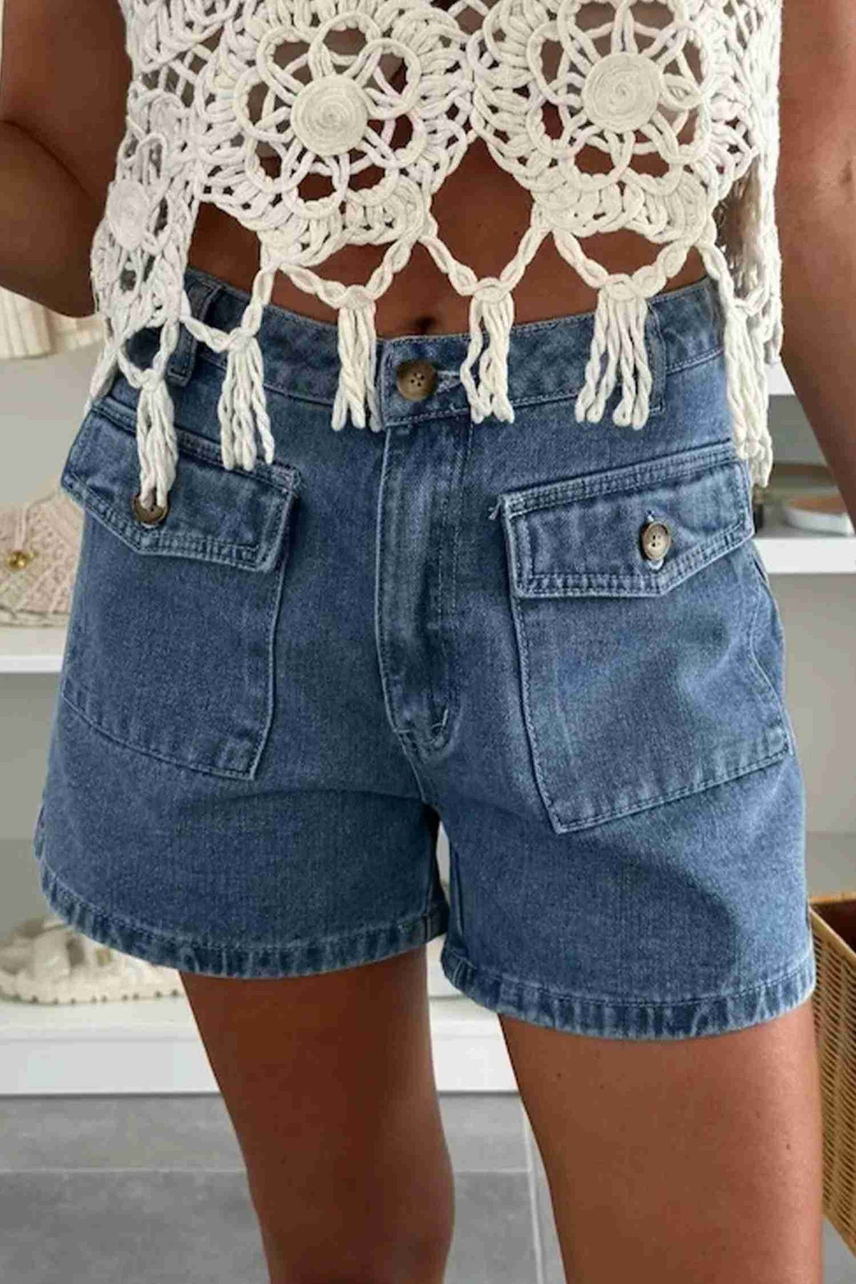 Short en jean bleu pour femme avec empiècement en dentelle blanche et franges