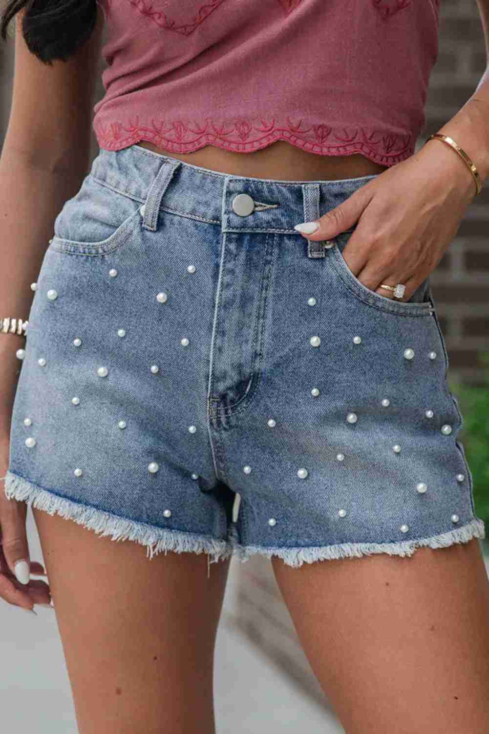 Short jean bleu perlé, poches avant, fermeture boutonnée, ourlet effiloché
