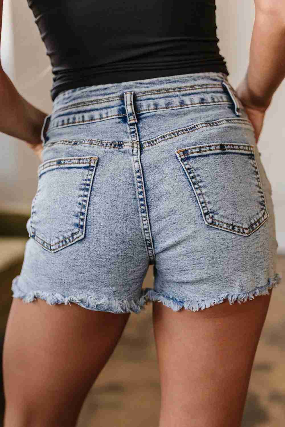 Short en jean femme bleu clair, dos avec poches, ourlet effiloché