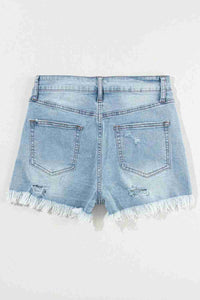 Short en jean bleu clair taille haute, poches arrière, bas effilochés et déchirures discrètes