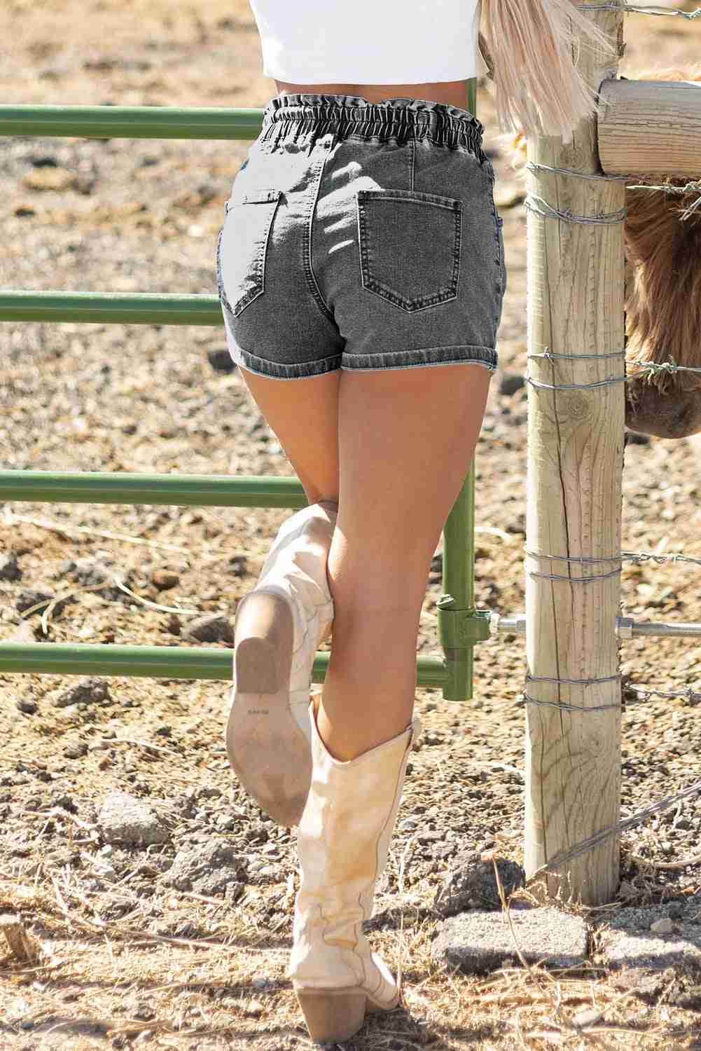 Short en jean gris foncé taille haute avec cordon, poches arrière visibles, vue de dos