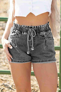 Short en jean gris foncé taille haute à taille élastique et cordon, poches avant et arrière