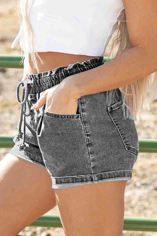 Short en jean gris foncé taille haute, cordon noué et poches latérales visibles