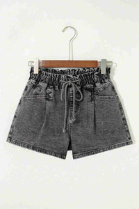 Short en jean gris foncé taille haute à taille élastique et cordon, présenté sur cintre