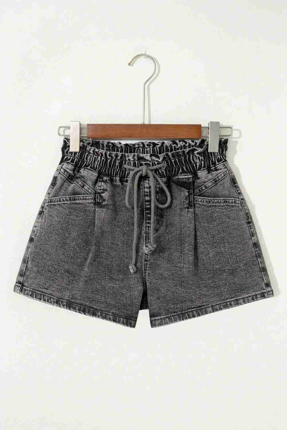Short en jean gris foncé taille haute à taille élastique et cordon, présenté sur cintre