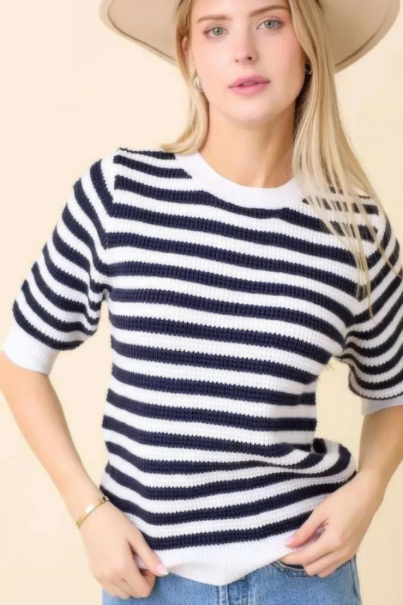 Pull femme en maille à rayures horizontales bleu marine et blanc, manches courtes
