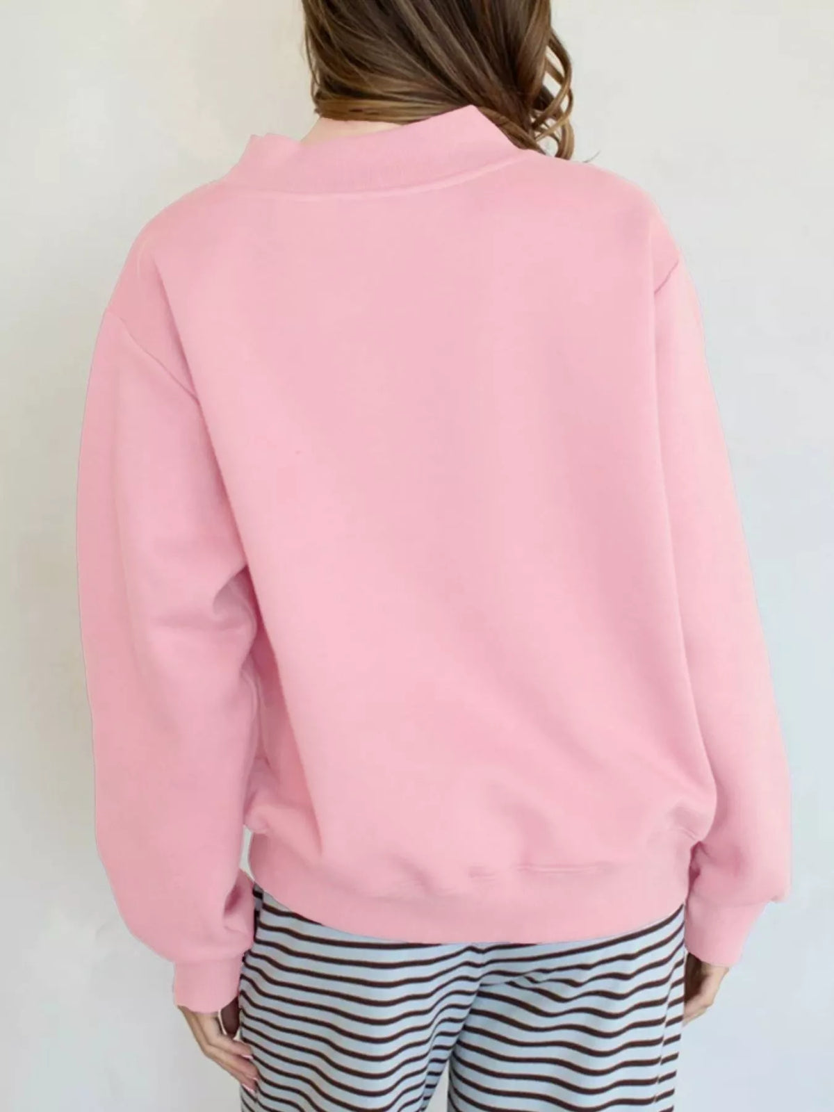 Sweat col montant ample rose pour femme – vue de dos