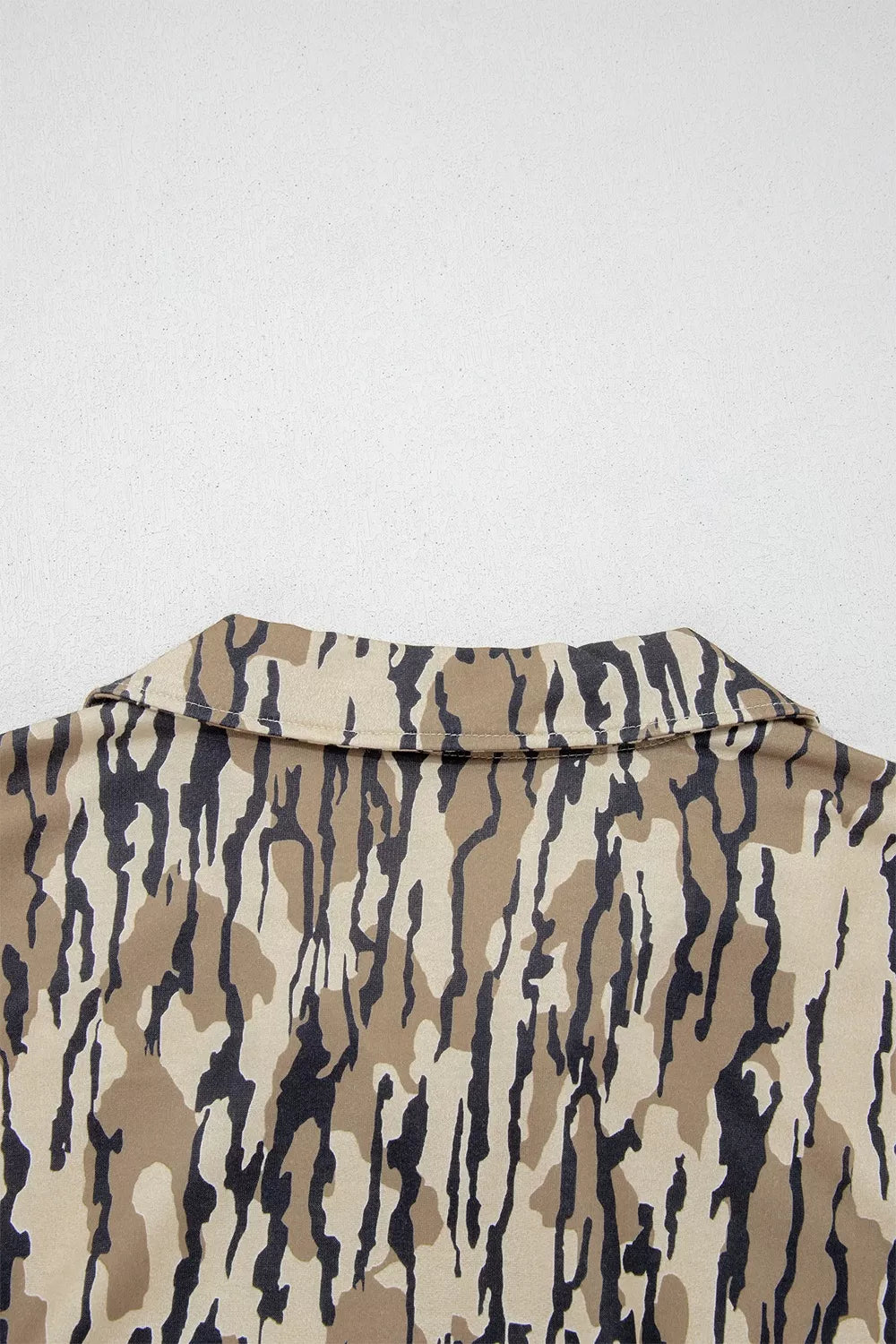 Sweat femme camouflage kaki à col zippé et poche avant – vue 12