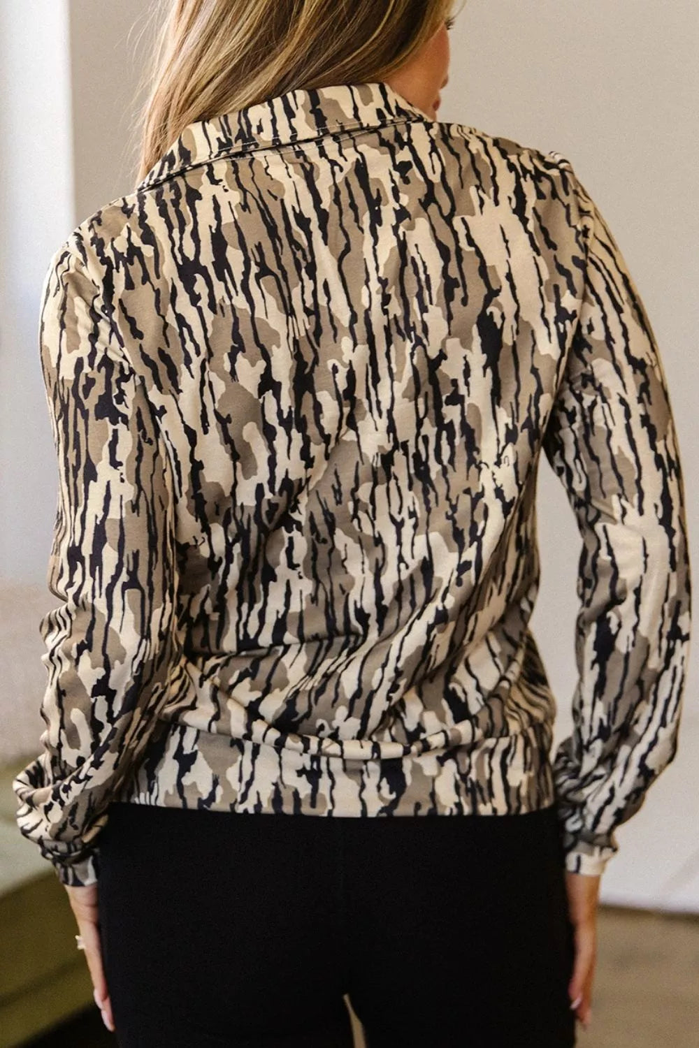 Sweat femme camouflage kaki à col zippé et poche avant – vue 4