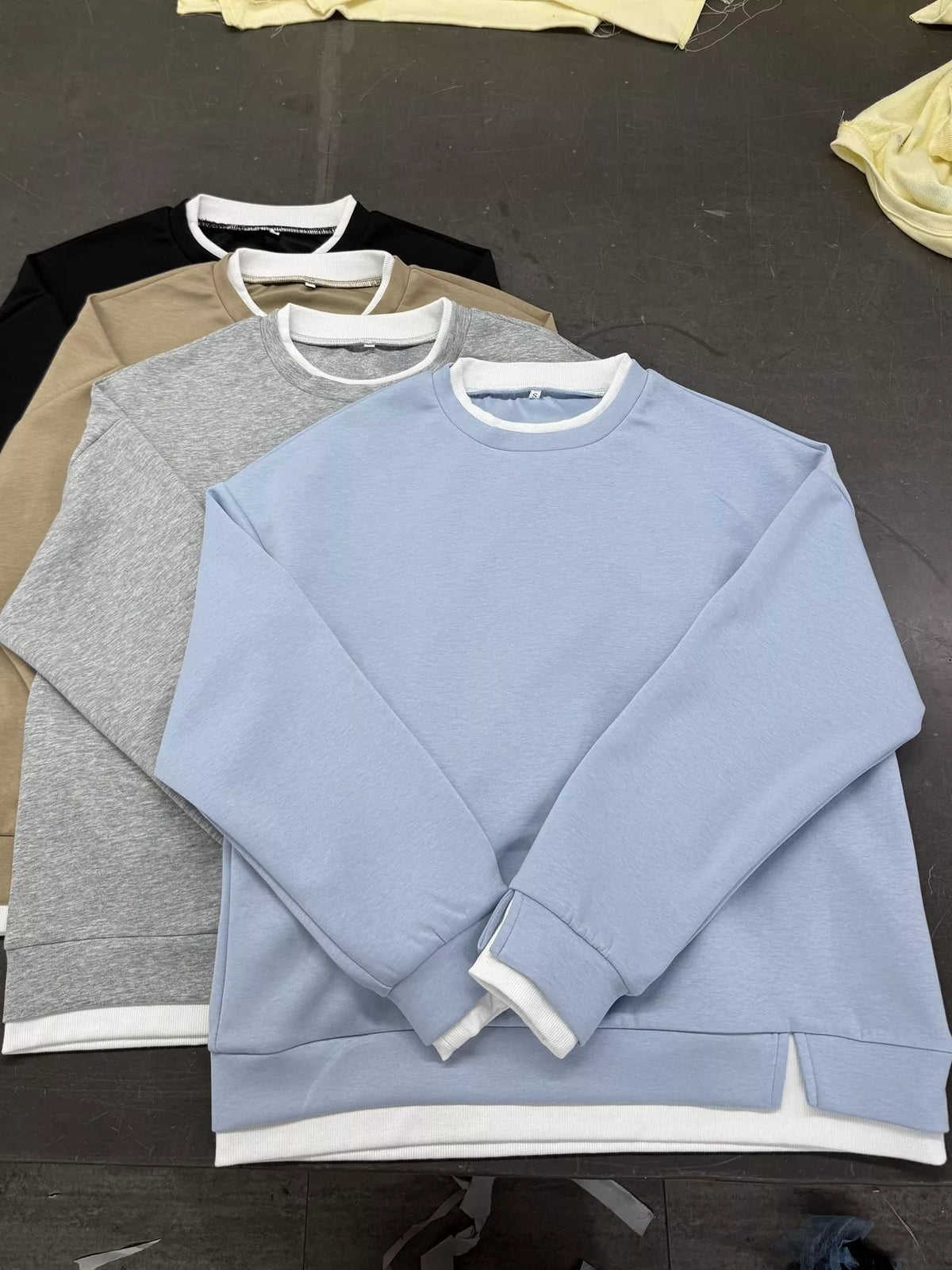 Sweat-shirt femme col rond à bords côtelés contrastés – vue 5