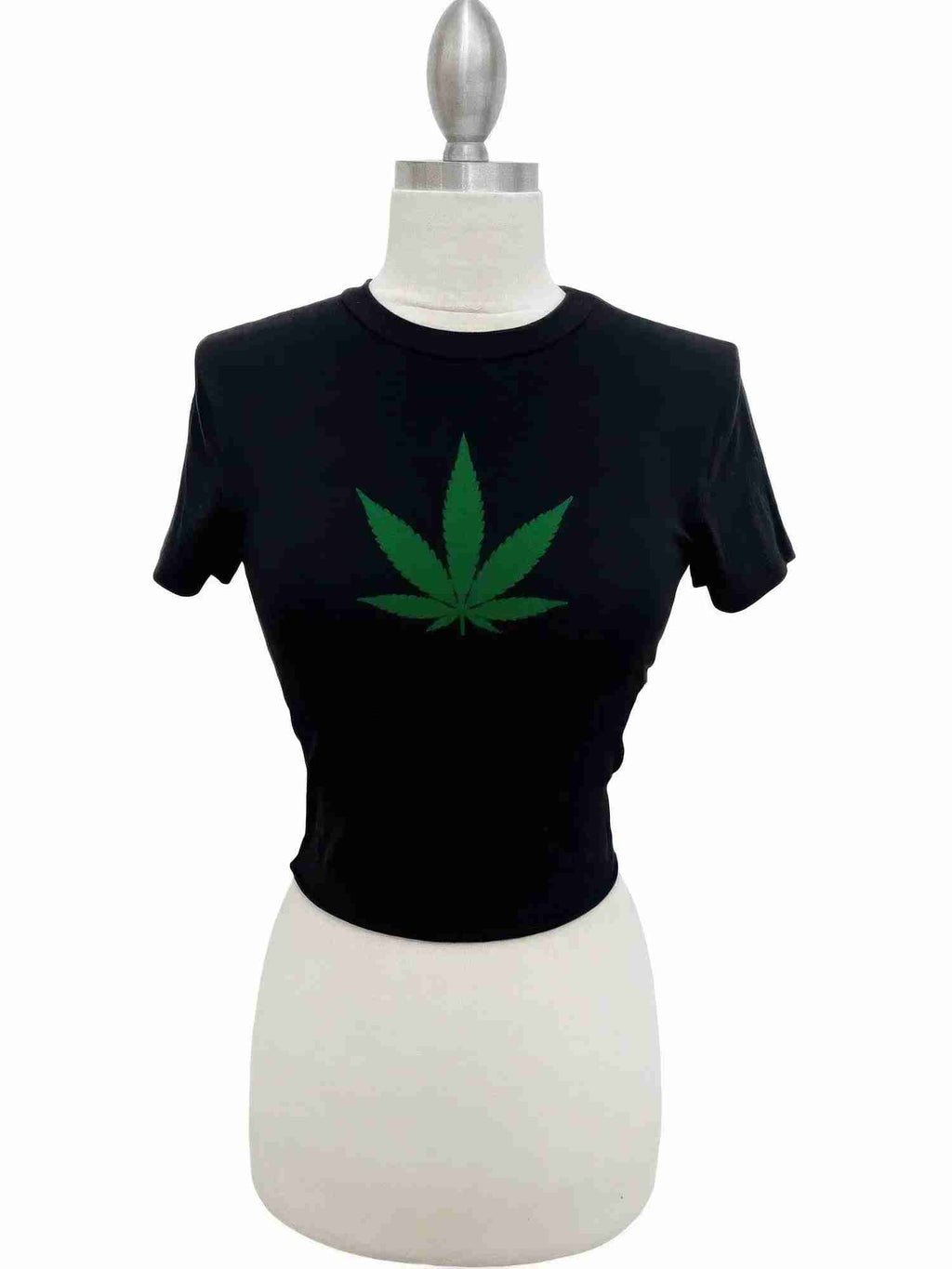 T-shirt court femme noir sur mannequin, col rond, impression botanique verte