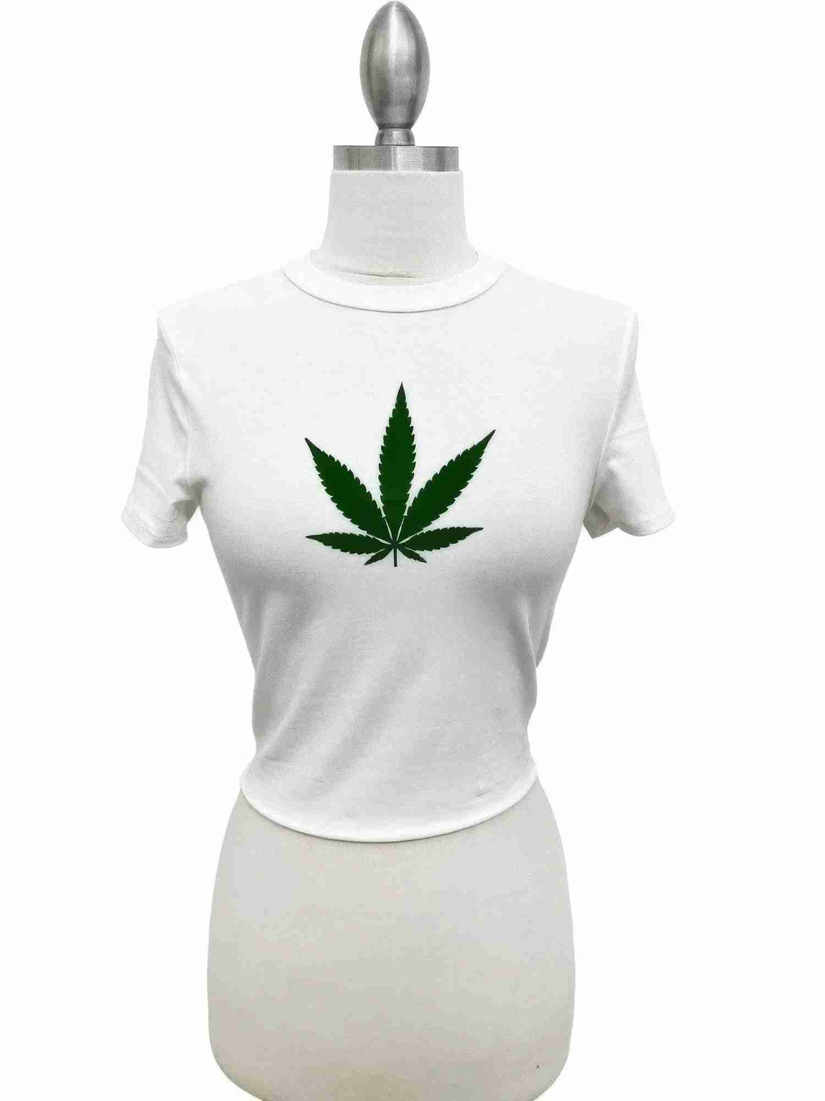 T-shirt court femme blanc sur mannequin, col rond, impression botanique verte