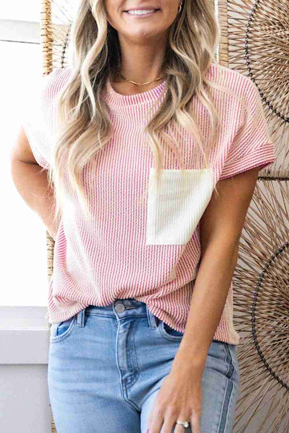 T-shirt femme maille côtelée rose pâle avec empiècement blanc sur la poitrine