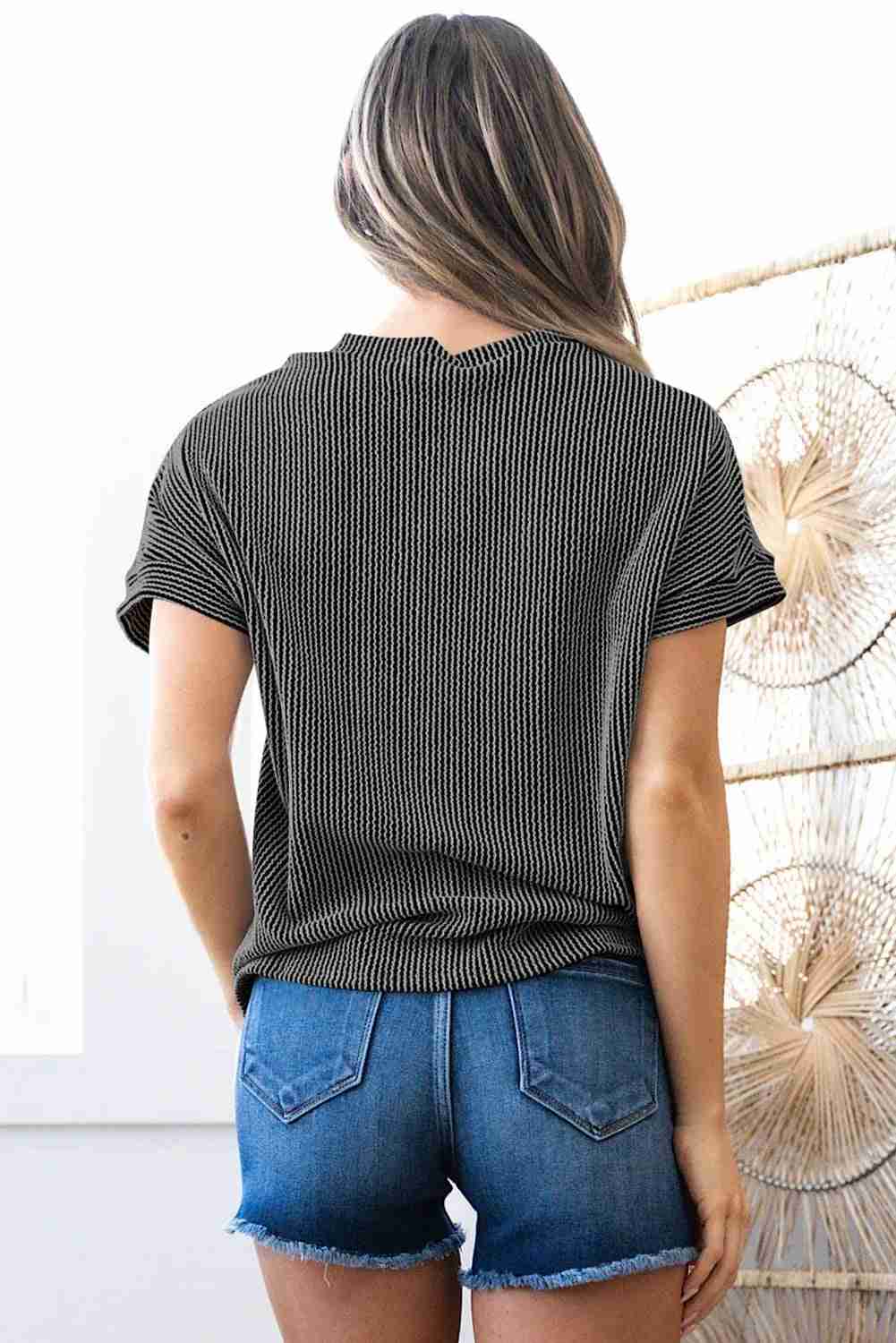 T-shirt femme en maille côtelée gris foncé avec encolure ronde et manches courtes