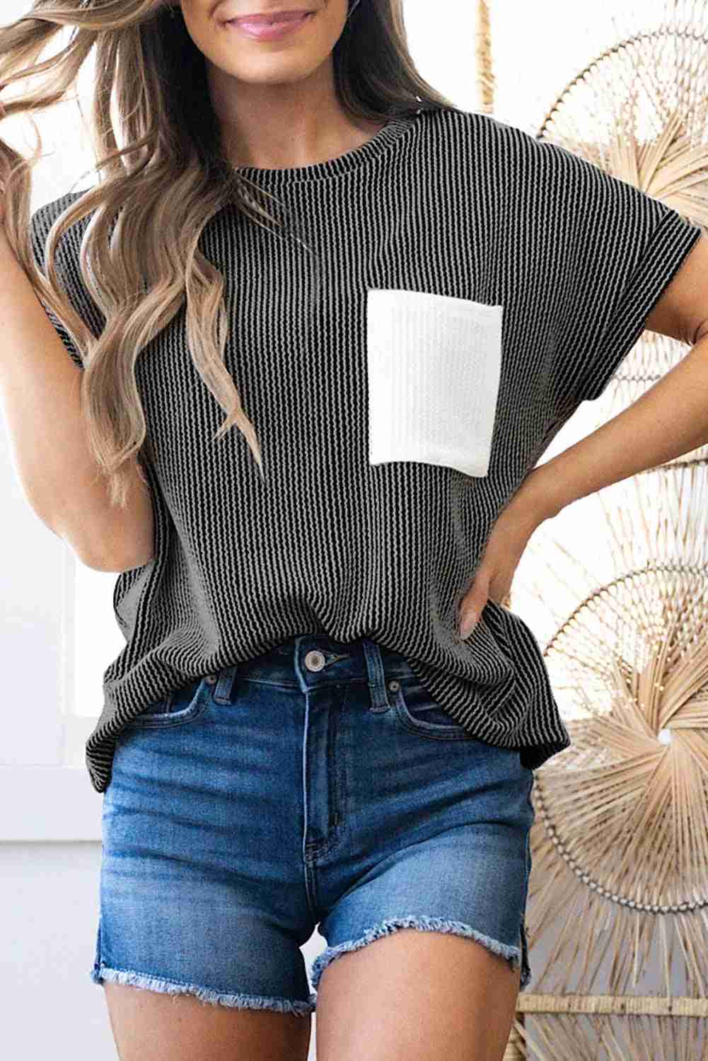 T-shirt femme en maille côtelée gris foncé avec poche poitrine blanche