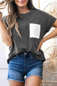 T-shirt femme en maille côtelée gris foncé avec poche poitrine blanche