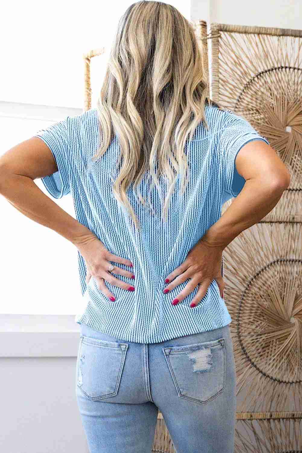 T-shirt femme en maille côtelée bleu avec empiècement blanc et poche poitrine