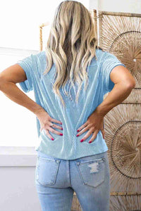 T-shirt femme en maille côtelée bleu avec empiècement blanc et poche poitrine