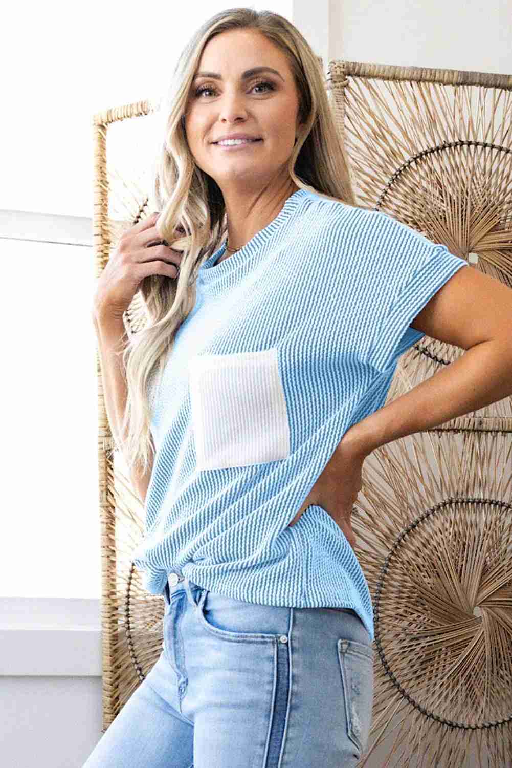 T-shirt femme maille côtelée bleu clair avec empiècement blanc asymétrique