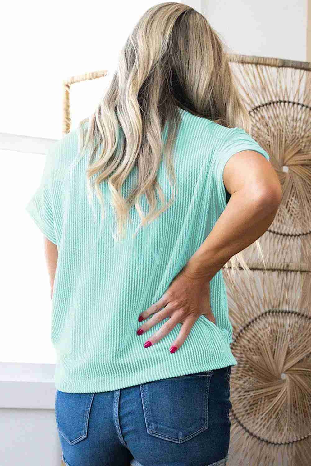 T-shirt femme maille côtelée bleu clair avec empiècement blanc et col rond