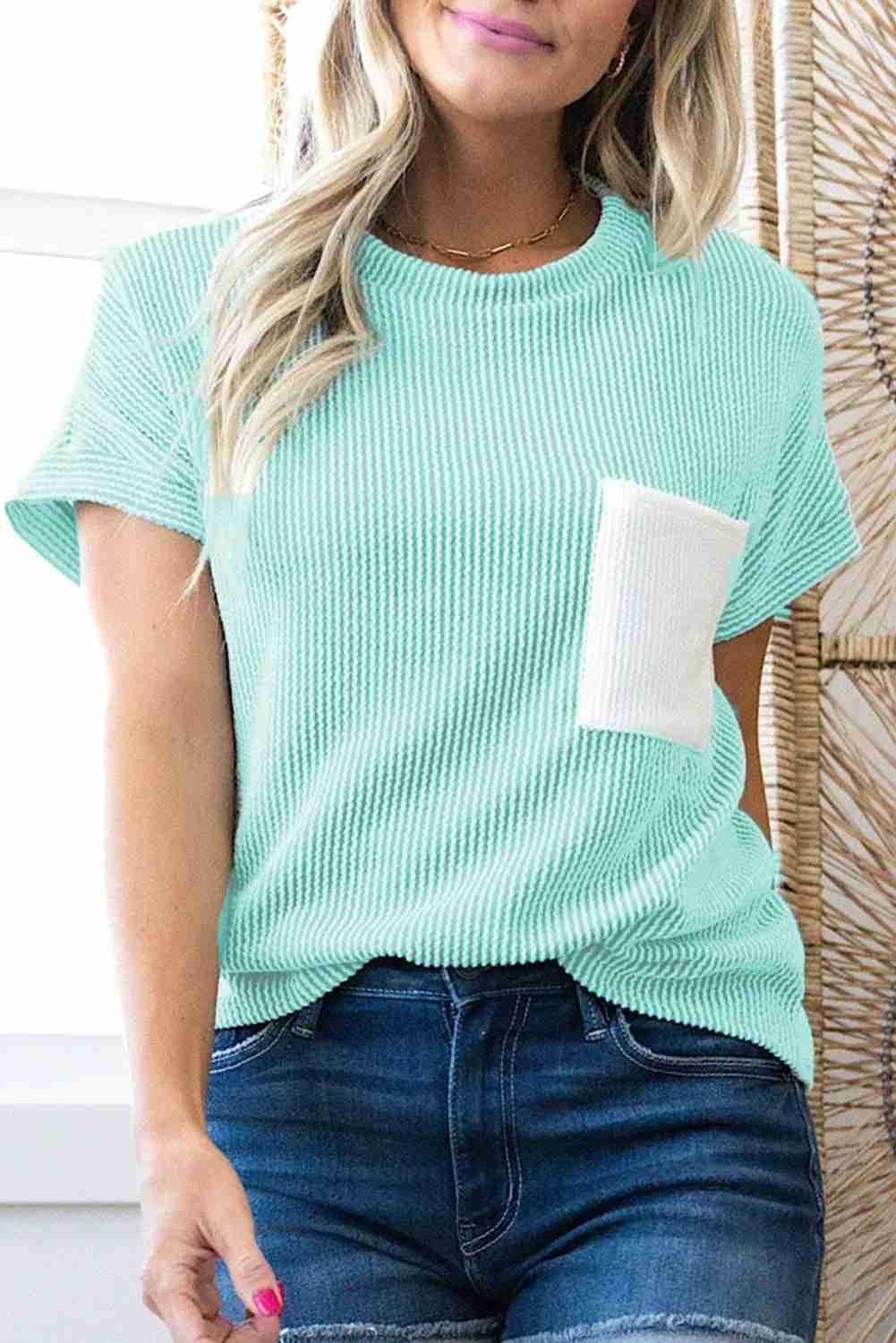 T-shirt femme maille côtelée vert menthe avec poche poitrine blanche