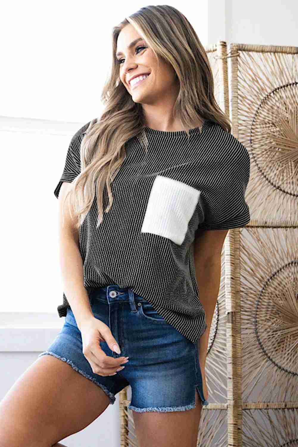 T-shirt femme en maille côtelée color block noir avec empiècement blanc