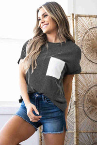 T-shirt femme en maille côtelée color block noir avec empiècement blanc