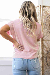 T-shirt femme maille côtelée rose pâle avec poche blanche et encolure ronde